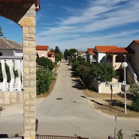 Visnja Near Queen - By Ta Leut Agency Daire *