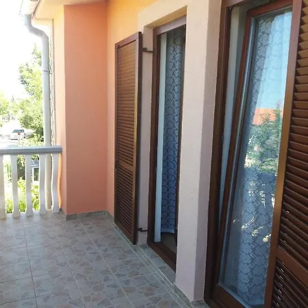 Visnja Near Queen - By Ta Leut Agency *