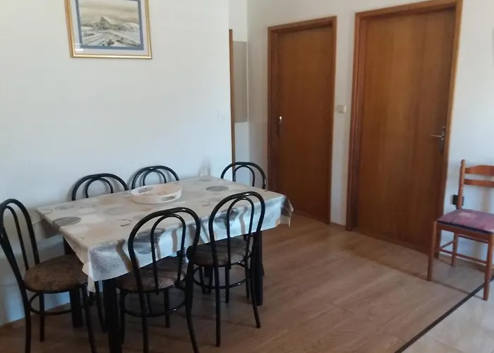 Visnja Near Queen - By Ta Leut Agency Apartment